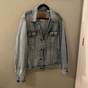 Levi’s in Lite Light Wash Vintage Fit Trucker Jacket in Size Large